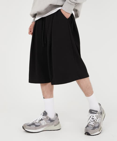 Two-Tuck Wide Bermuda Shorts [Black]
