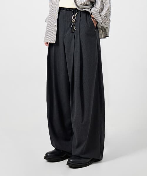 ADJUSTABLE TWO-TUCK WIDE SLACKS_STRIPE CHARCOAL