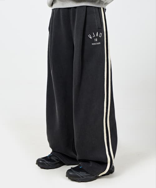 VLAD ONE-TUCK CURVED TRACK SWEAT PANTS_PIGMENT CHARCOAL