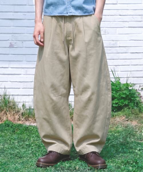 One-Tuck Curved Linen Pants - Beige
