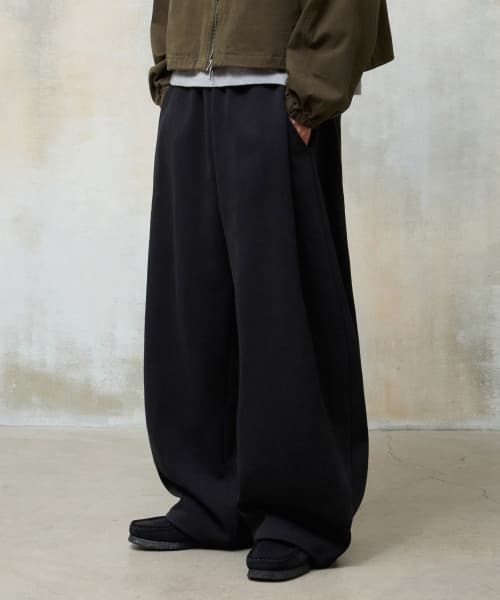 Multi Tuck Curved Sweat Pants [Black]