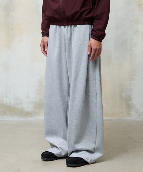 Multi Tuck Curved Sweatpants [Gray]