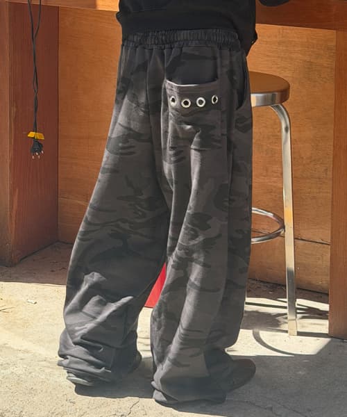 Camo Big Eyelet Curved Balloon Pants 2 Colors