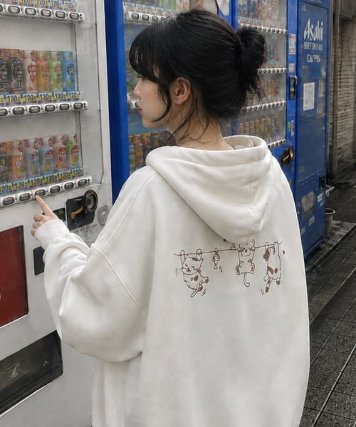 Hanging Cats Embroidered Hoodie Facial Creams